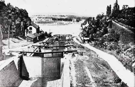 «Les écluses du canal Rideau à Ottawa vers 1900. À l’arrière-plan, la ville de Hull.»