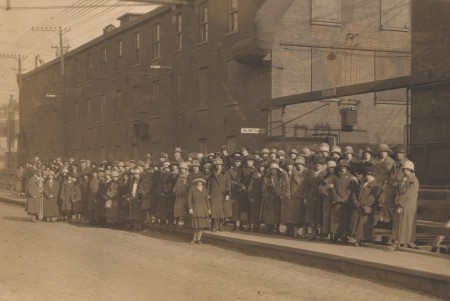 «Le syndicat des allumettières déclencha une grève en 1919 et une 2e en 1924. Il s’agit du premier conflit ouvrier impliquant un syndicat féminin au Québec.»