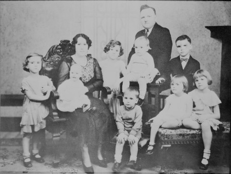 Bibliothèque et Archives nationales du Québec Famille d’Aimé Guertin, vers 1935. BAnQ Gatineau, fonds Aimé Guertin (P8, s1, D2, P3). Photographe inconnu.