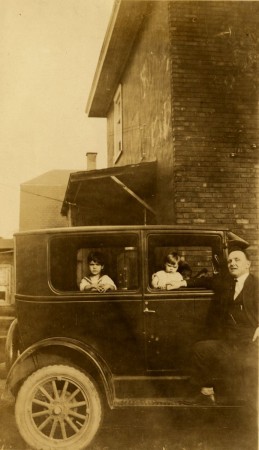 Bibliothèque et Archives nationales du Québec Famille d’Aimé Guertin, vers 1935. BAnQ Gatineau, fonds Aimé Guertin (P8, s1, D2, P7). Photographe inconnu.