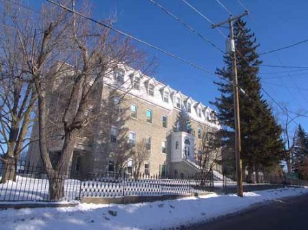 Couvent Notre-Dame-de-la-Merci, vue avant, Lieux patrimoniaux du Canada: http://www.historicplaces.ca/fr/rep-reg/place-lieu.aspx?id=5296